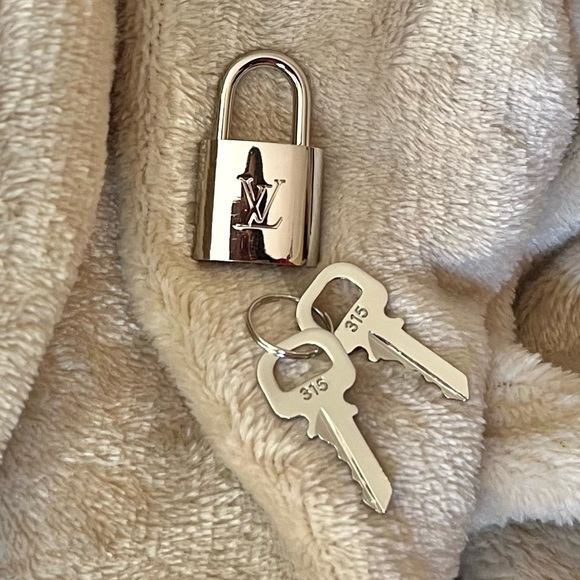 Silver LV lock & Key #315 excellent condition - Picture 3 of 3
